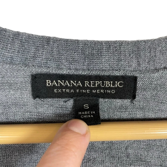 Banana Republic Women’s Extra Fine Merino V-Neck Sweater in Grey Size S - Picture 5 of 7